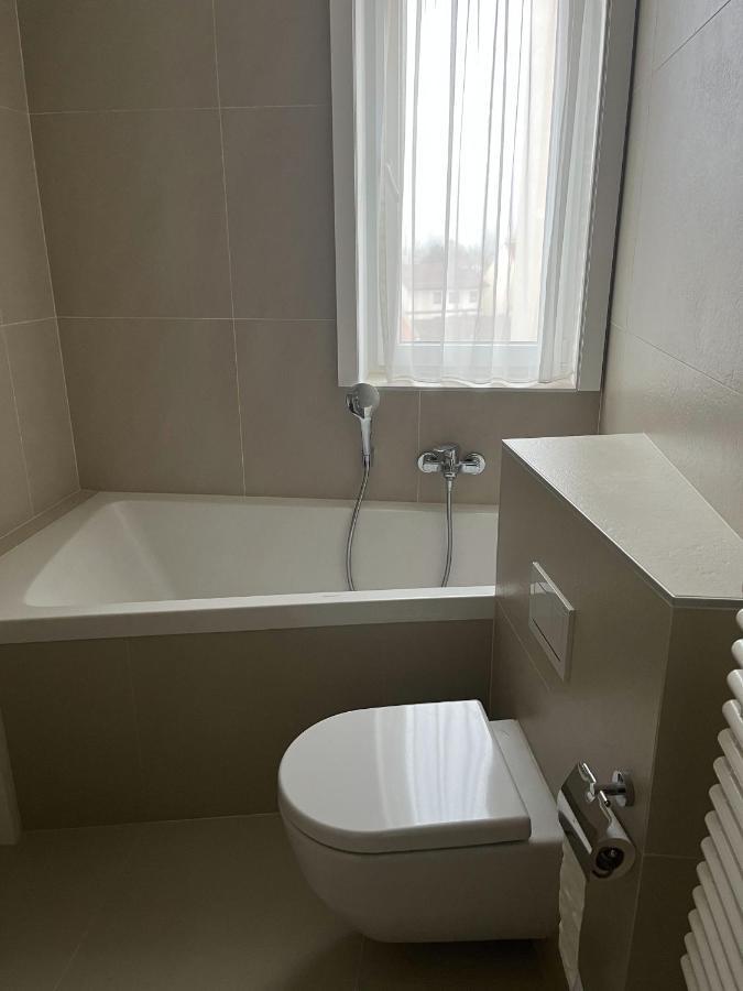 Luxusappartement Mit Garage Im Zentrum Βίνερ Νόιστατ Εξωτερικό φωτογραφία