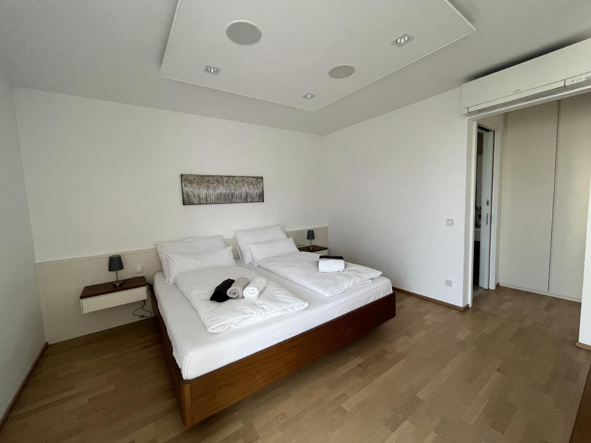 Luxusappartement Mit Garage Im Zentrum Βίνερ Νόιστατ Εξωτερικό φωτογραφία